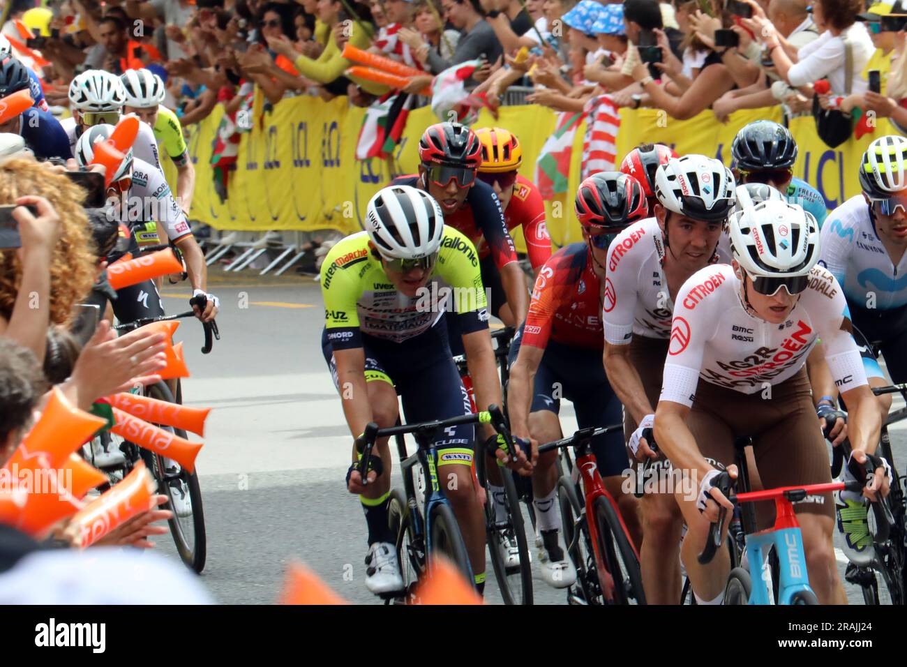 Ben o’Connor di AG2R Citroen segue un compagno di squadra al termine della prima tappa del Tour de France 2023 a Bilbao Foto Stock