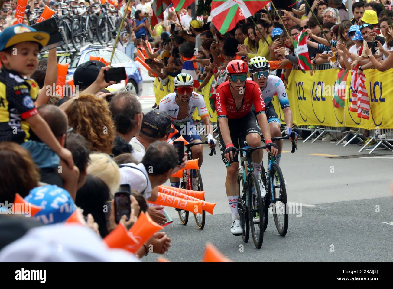 Mathieu Burgaudeau di TotalEnergies in un piccolo gruppo al termine della prima tappa del Tour de France 2023 a Bilbao Foto Stock
