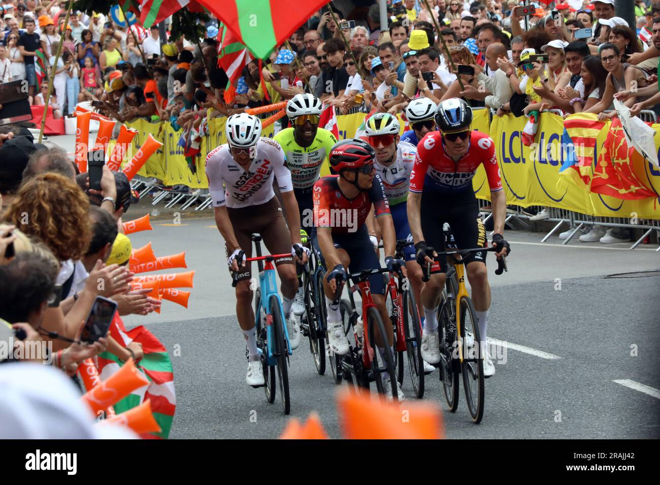 Dylan Van Baarle di Jumbo Visma parla con un cavaliere dei Granatieri Ineos al termine della prima tappa del Tour de France 2023 a Bilbao Foto Stock