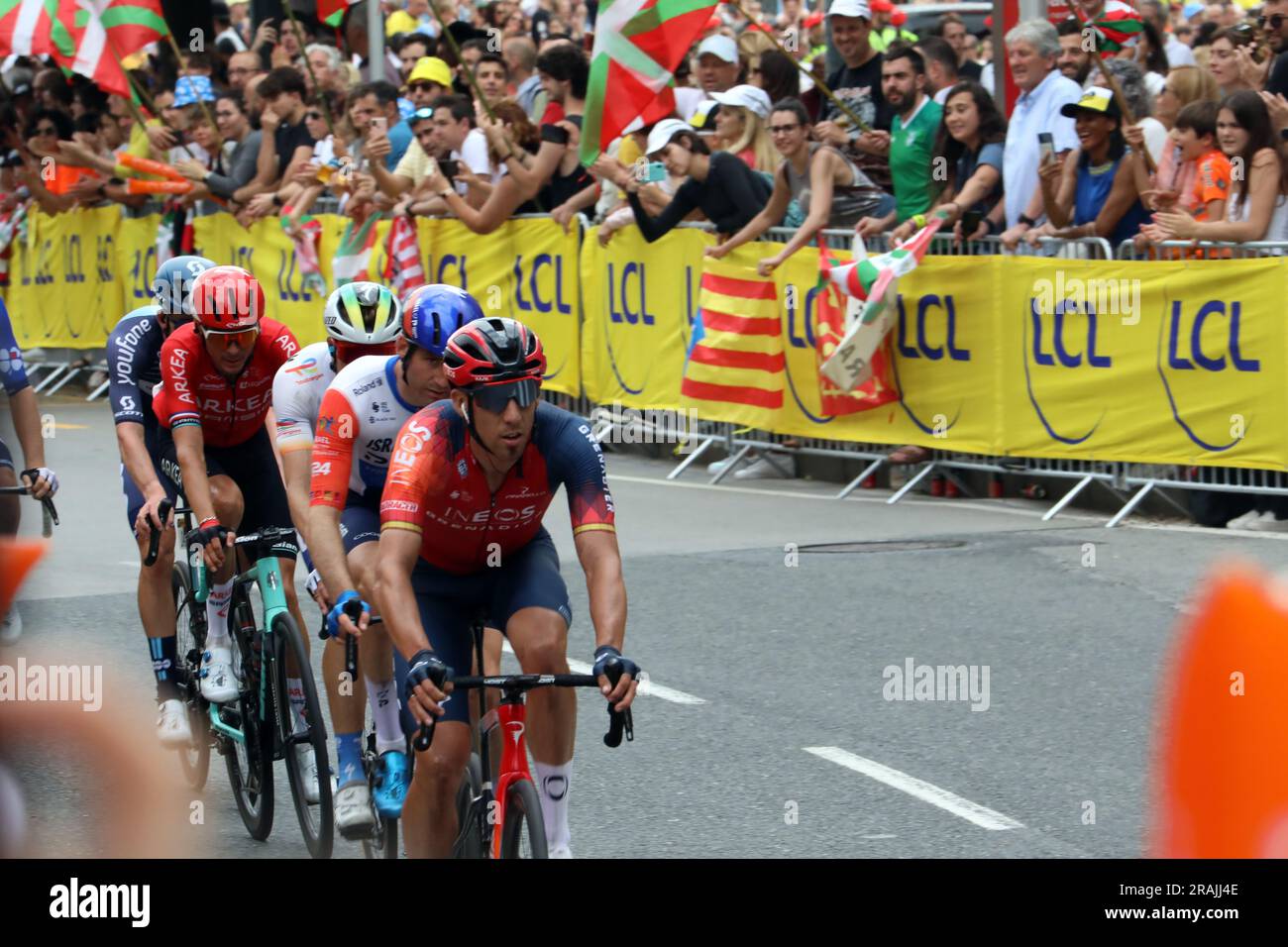 Omar Fraile dei Granatieri Ineos guida un piccolo gruppo alla fine della prima tappa del Tour de France 2023 a Bilbao Foto Stock