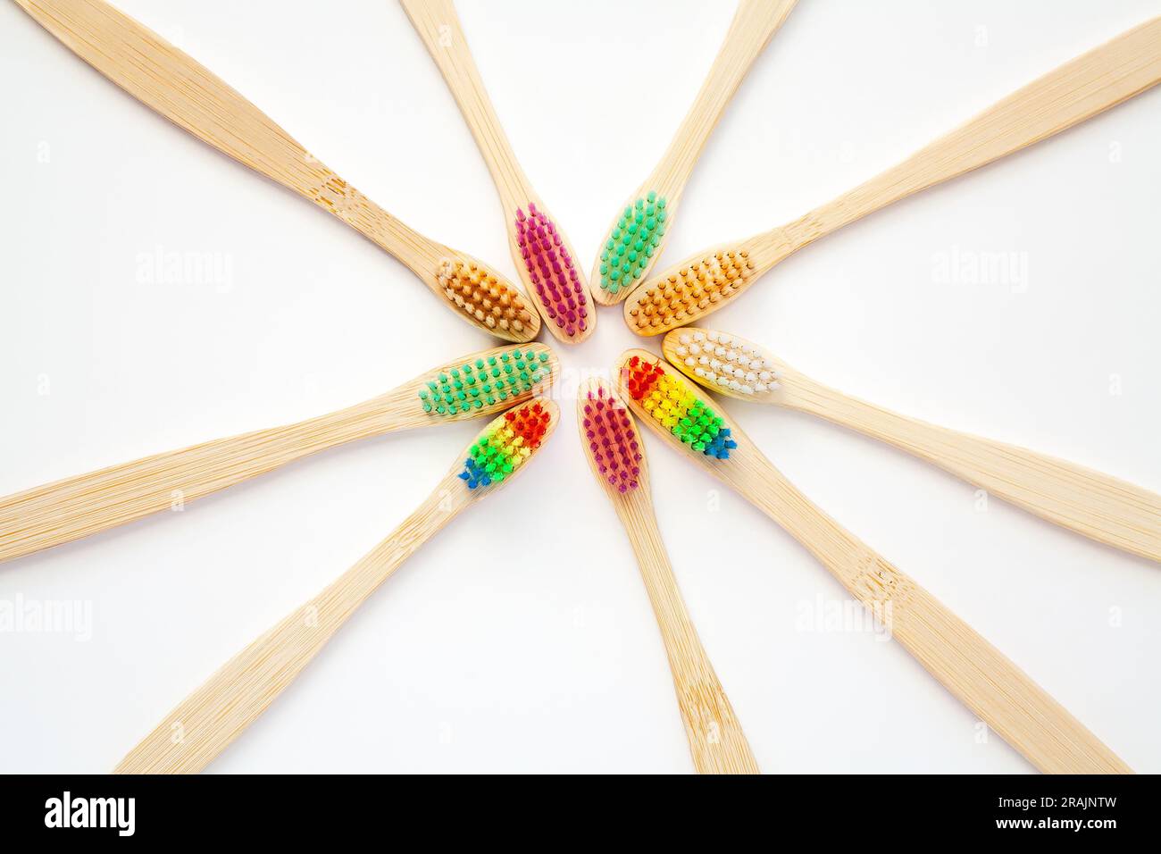 Set con spazzolini in bambù su sfondo bianco. prodotto ecologico, abolizione dell'uso della plastica, prodotti riciclabili Foto Stock