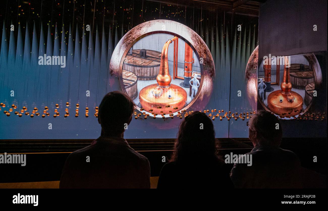 Persone che guardano la proiezione di nuove immagini coinvolgenti sui media dei visitatori sulla produzione di whisky allo Scotch Whisky Experience, Edimburgo, Scozia, Regno Unito Foto Stock