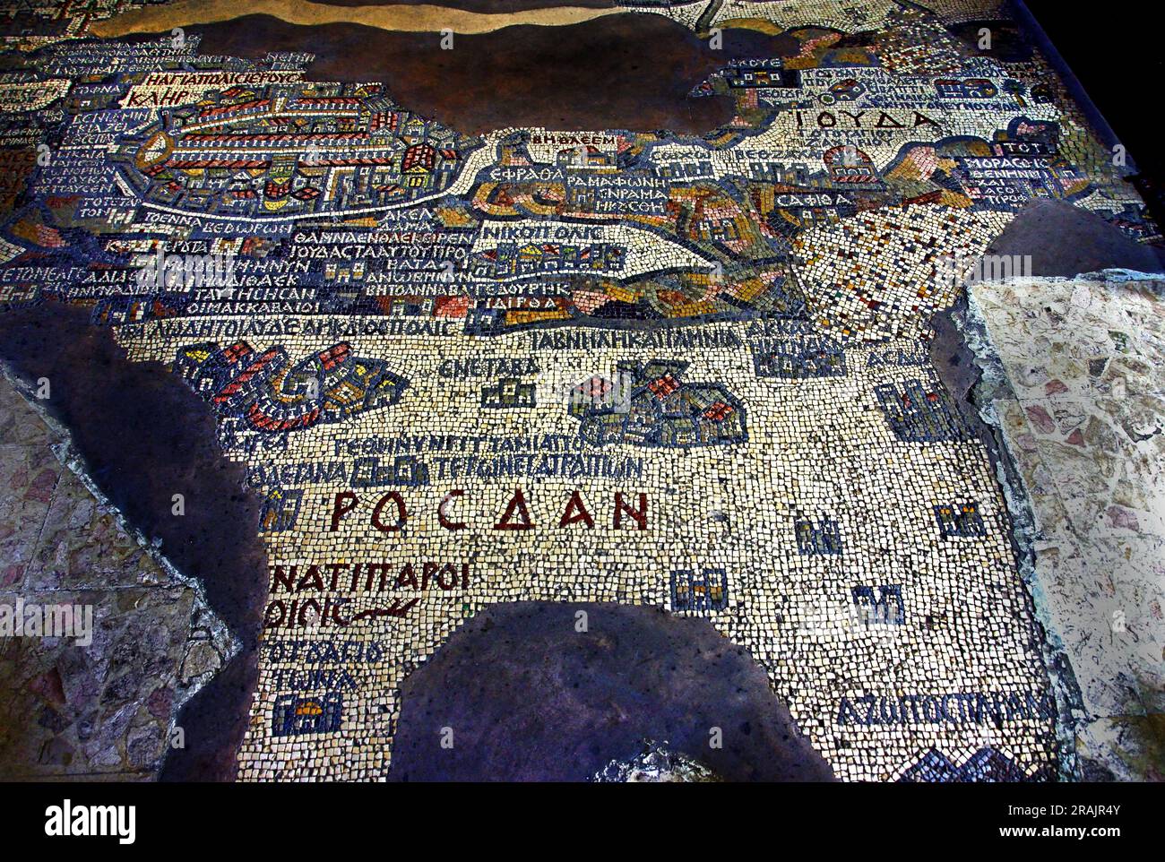 Basilica greco-ortodossa di San Giorgio, Madaba, Giordania. La mappa a mosaico di Madaba della seconda metà del vi secolo è uno dei più importanti reperti archeologici dell'Asia occidentale e una delle più antiche testimonianze della cartografia antica. Fu scoperta alla fine del XIX secolo durante la costruzione della chiesa di San Giorgio sulle fondamenta di una chiesa bizantina. Foto Stock