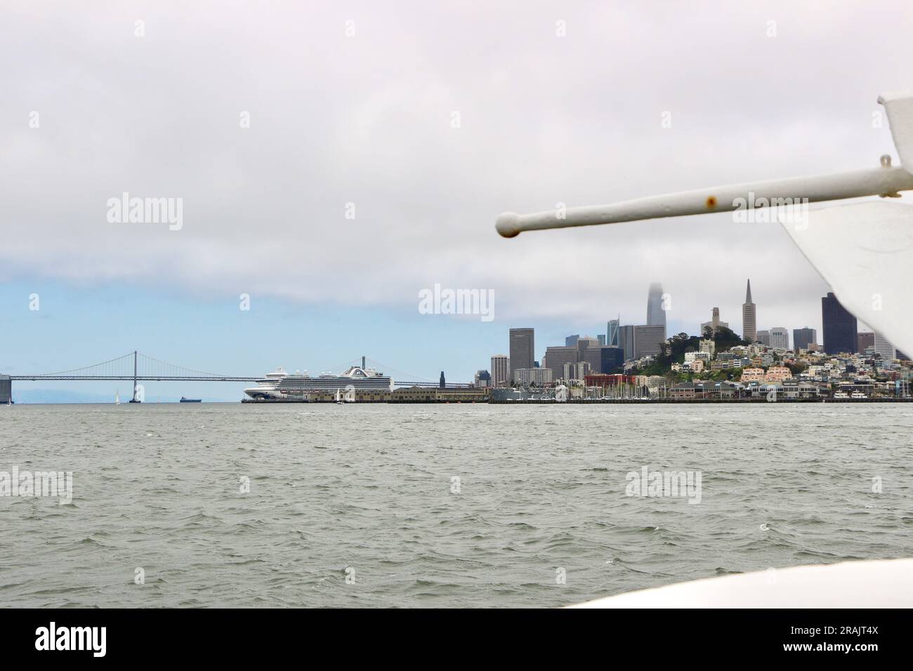 Ritorno dall'isola di Alcatraz a bordo di un battello Alcatraz Cruises con il lontano skyline di San Francisco California USA Foto Stock