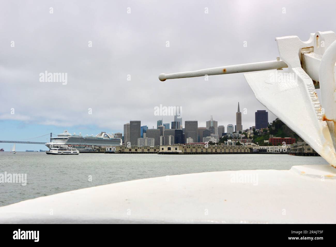 Ritorno dall'isola di Alcatraz a bordo di un battello Alcatraz Cruises con il lontano skyline di San Francisco California USA Foto Stock