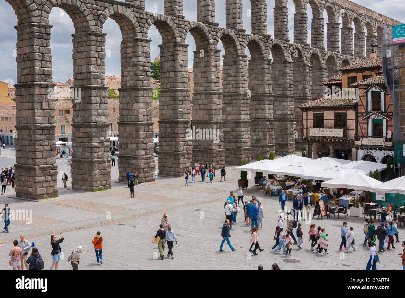 Turismo cittadino in Spagna, vista estiva della Plaza del Azoguelo e del magnifico acquedotto romano del i secolo d.C. nel centro di Segovia, Spagna Foto Stock