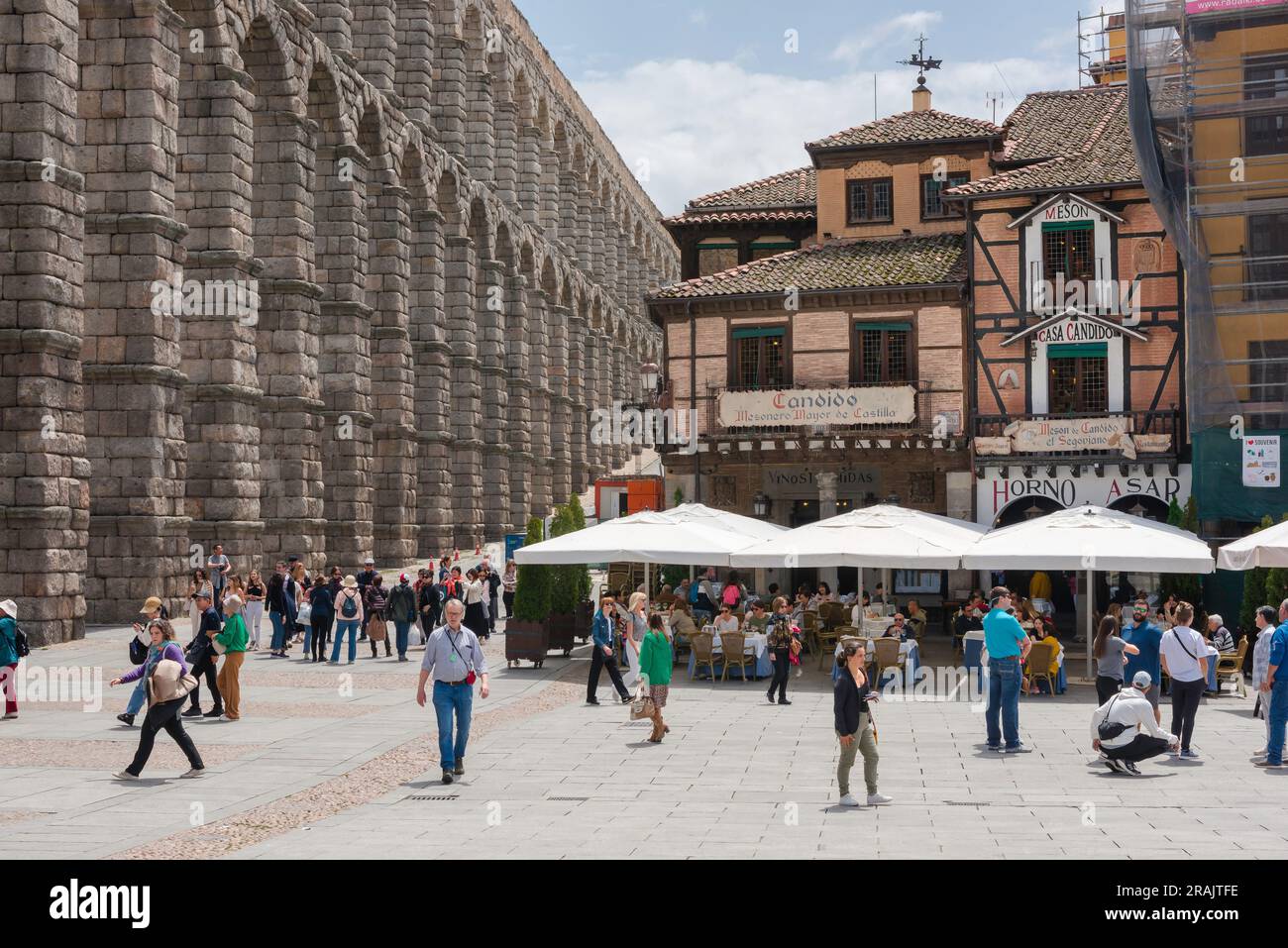 Segovia Spagna, vista estiva della Plaza del Azoguelo e del magnifico acquedotto romano del i secolo d.C. nel centro della città di Segovia, Spagna Foto Stock