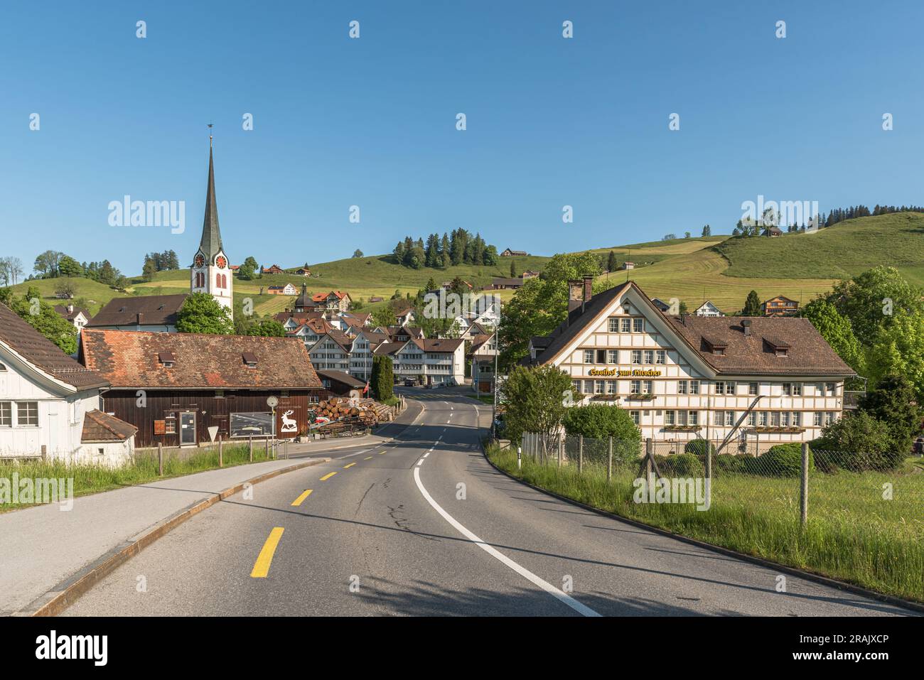 Il villaggio di Gais con le case e la chiesa tradizionali degli Appenzelli, Gais, Appenzello Ausserrhoden, Svizzera Foto Stock