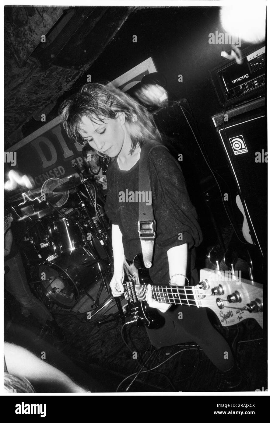 Annie Holland bassista degli elastica suonò un concerto molto caotico ai leggendari TJs di Newport, Galles, Regno Unito il 23 febbraio 1994. Foto: Rob Watkins Foto Stock
