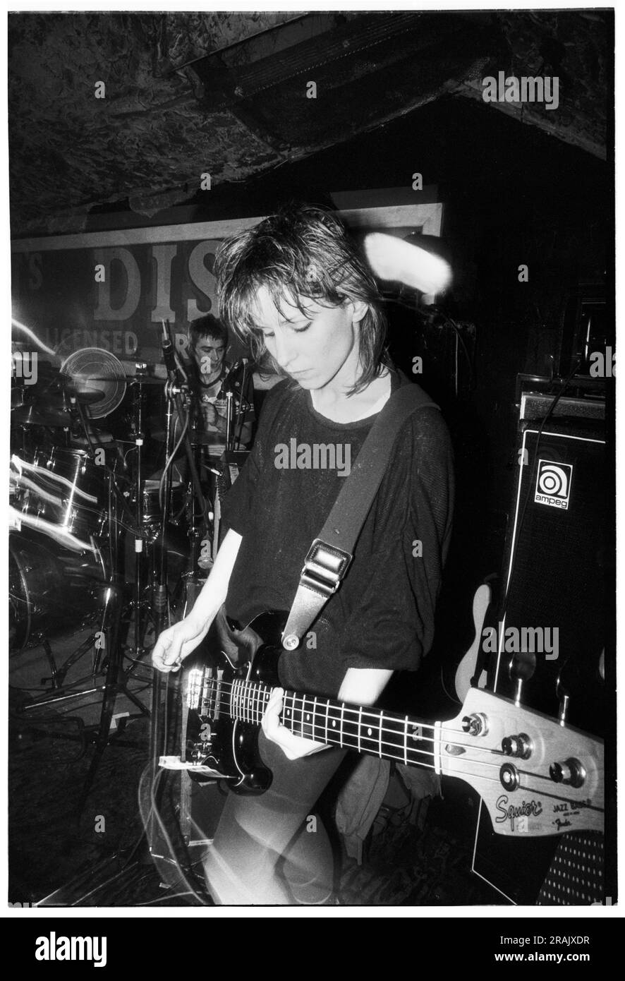 ELASTICA, GIOVANE, EARLY GIG, 1994: Annie Holland bassista degli elastica che suonava un concerto caotico molto precoce ai leggendari TJs di Newport, Galles, Regno Unito, il 23 febbraio 1994. Foto: Rob Watkins. INFO: Elastica, un gruppo alternative rock britannico formatosi nel 1992, ha guadagnato consensi con il loro omonimo album di debutto. Successi come "Connection" hanno mostrato le loro influenze post-punk e New Wave. Guidato da Justine Frischmann, il contributo di elastica all'era Britpop fu significativo. Foto Stock