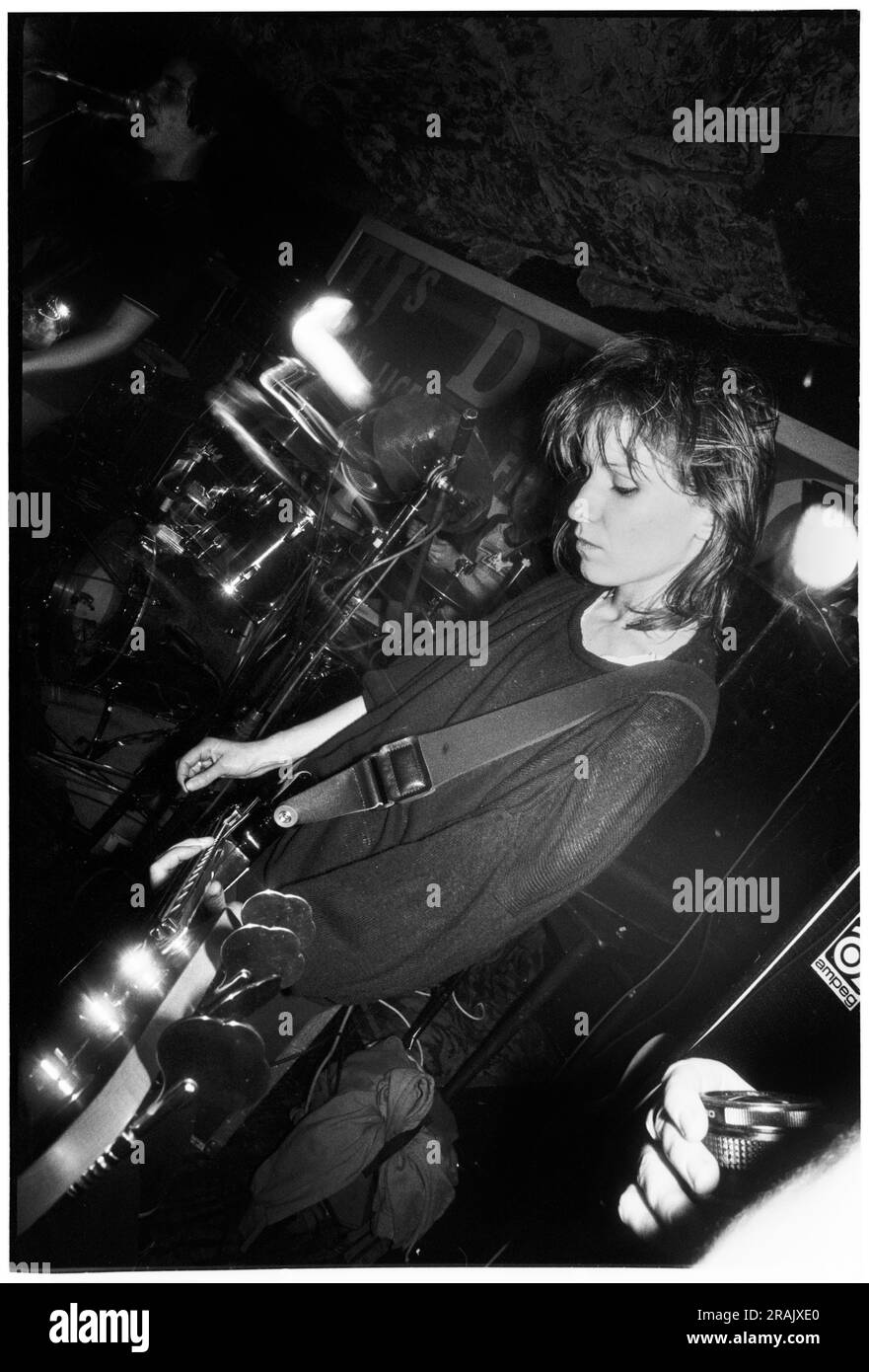 ELASTICA, GIOVANE, EARLY GIG, 1994: Annie Holland bassista degli elastica che suonava un concerto caotico molto precoce ai leggendari TJs di Newport, Galles, Regno Unito, il 23 febbraio 1994. Foto: Rob Watkins. INFO: Elastica, un gruppo alternative rock britannico formatosi nel 1992, ha guadagnato consensi con il loro omonimo album di debutto. Successi come "Connection" hanno mostrato le loro influenze post-punk e New Wave. Guidato da Justine Frischmann, il contributo di elastica all'era Britpop fu significativo. Foto Stock