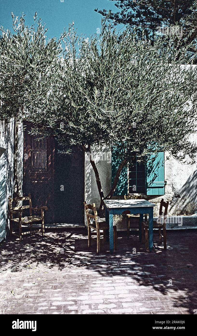 Foto generica come illustrazione fotografica, tavolo fuori dalla porta all'ombra di un albero, probabilmente Agia Galini, 1979 Foto Stock