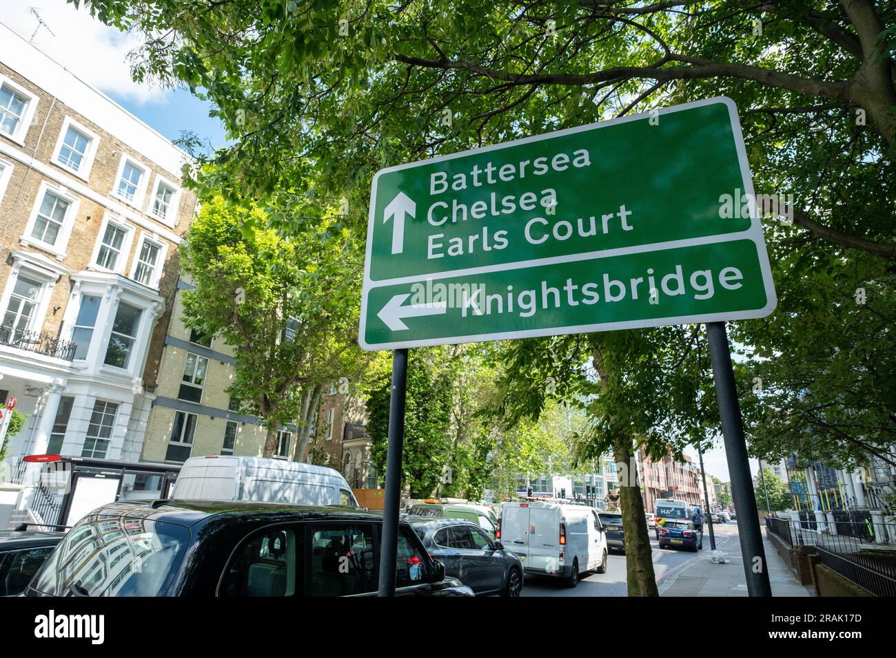 Londra - giugno 2023: Segnale stradale di West London che mostra le indicazioni per Battersea, Chelsea, Earls Court e Knightsbridge Foto Stock