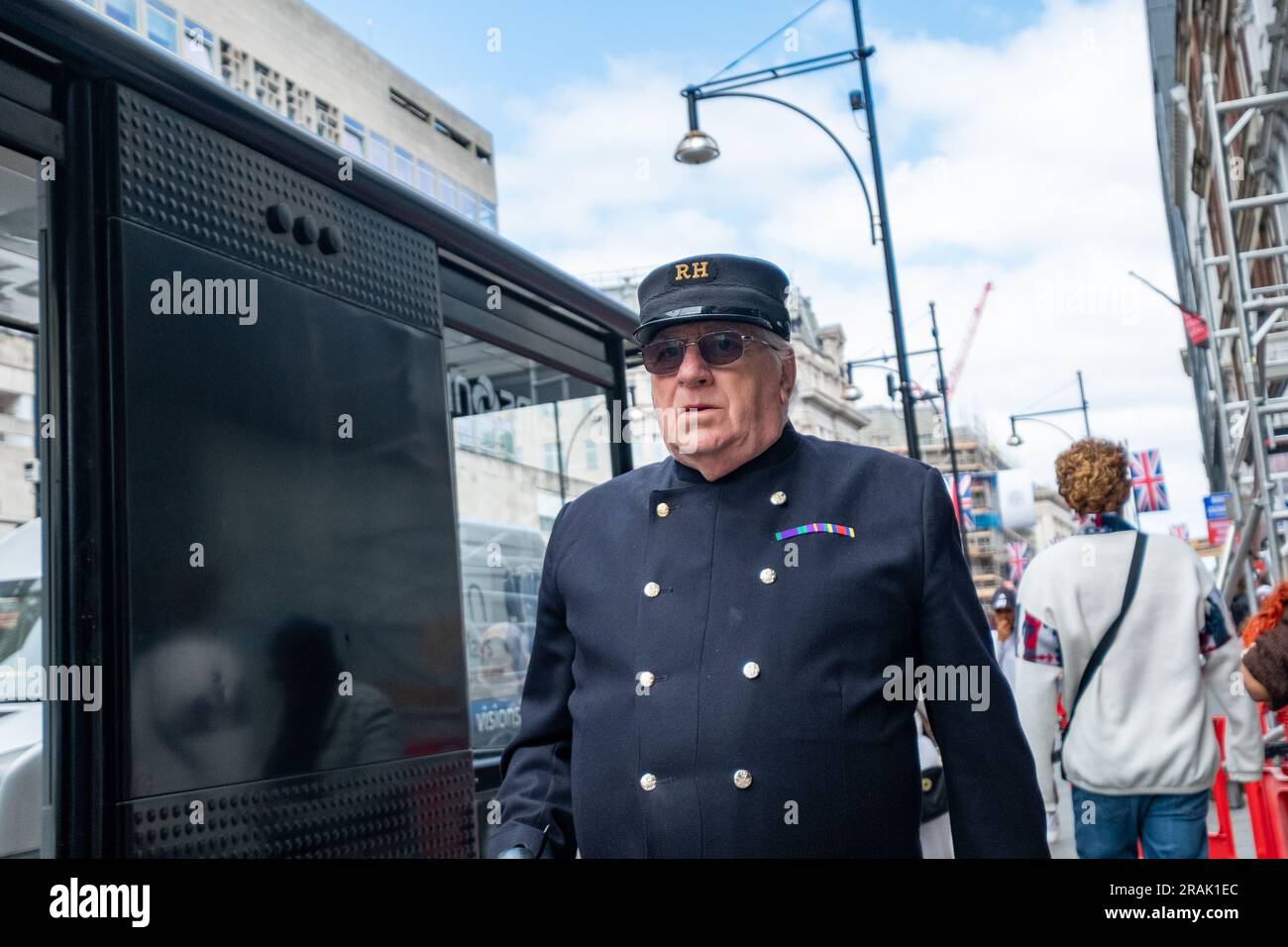 Londra - giugno 2023: Gli amanti dello shopping a Oxford Street con le bandiere della British Union al di sopra di questa destinazione di shopping Foto Stock