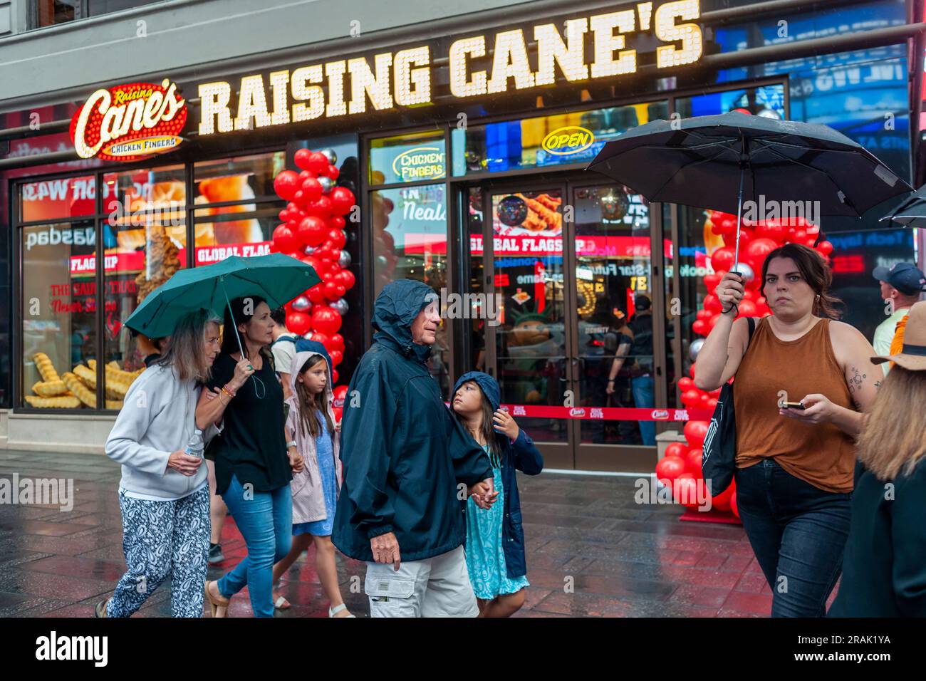 Orde di amanti delle dita di pollo affluiscono alla grande apertura del Global Flagship Store di Raising cane a Times Square a New York martedì 27 giugno 2023. La catena di fast food con sede in Louisiana serve solo piatti a base di pollo con contorni e prevede di aprire 25 sedi a New York City entro i prossimi tre anni. La catena ha oltre 740 ristoranti in 36 stati, il Medio Oriente e il territorio di Guam. (© Richard B. Levine) Foto Stock