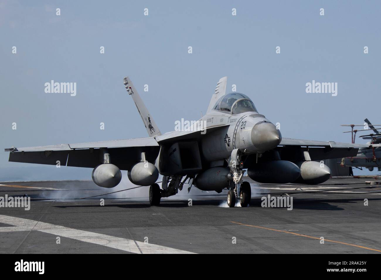 Mar Mediterraneo, acque internazionali. 30 giugno 2023. UN U.S. Navy F/A-18F Super Hornet, attaccato al Black Lions of Strike Fighter Squadron 213, esegue un atterraggio arrestato sul ponte di volo a bordo della portaerei classe Nimitz USS Gerald R. Ford operante sul Mar Mediterraneo, il 30 giugno 2023 al largo delle coste italiane. Credito: MC3 Simon Pike/U.S. Navy Photo/Alamy Live News Foto Stock