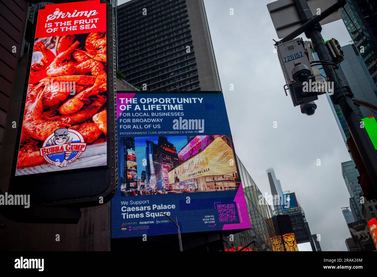 Un cartellone elettronico a Times Square a New York martedì 27 giugno 2023 promuove lo sviluppo di un casinò di gioco d'azzardo a Times Square. La pubblicità promuove l'impresa del casinò tra Jay-Z e Ceasars, mentre un certo numero di aziende e organizzazioni locali come la Broadway League e Broadway Cares si oppongono. (© Richard B. Levine) Foto Stock