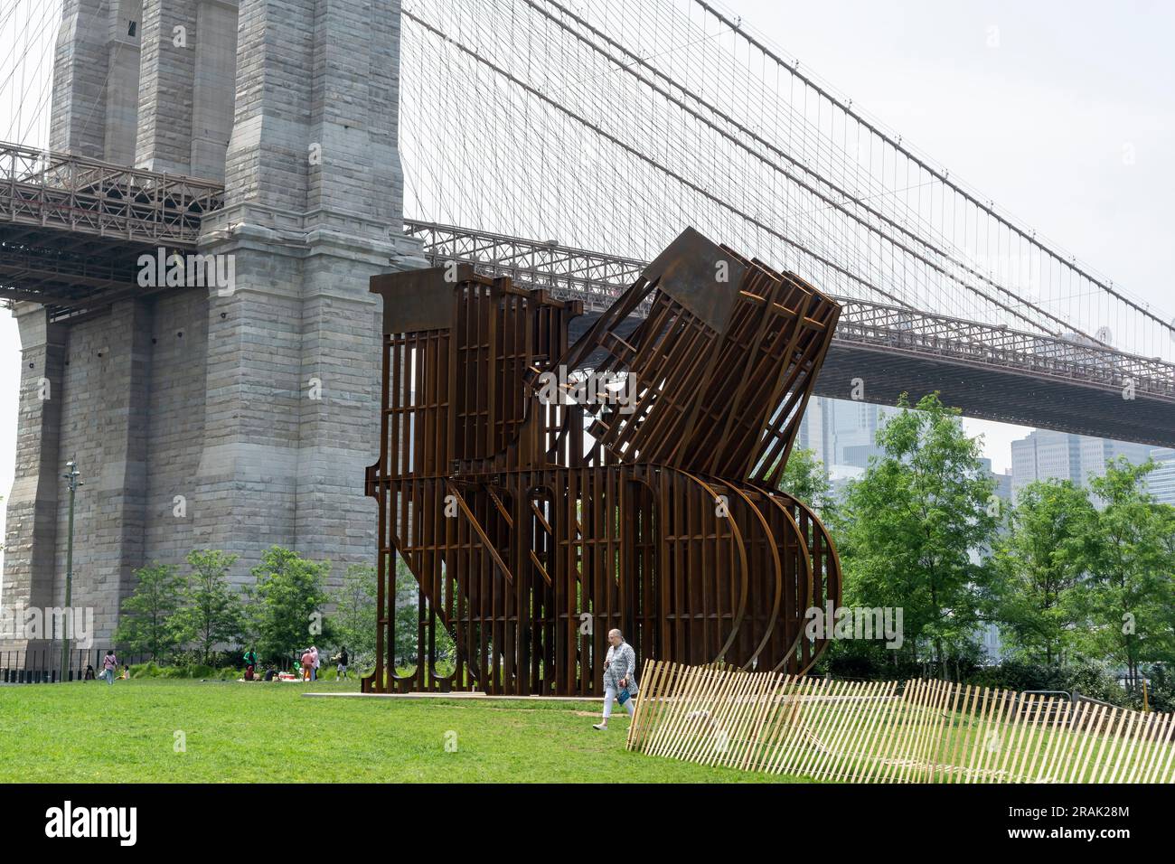 Nicholas è esposto al Brooklyn Bridge Park di Brooklyn a New York, sabato GalaninÕs ÒLANDÓ luglio 2023. La massiccia scultura alta 30 metri utilizza lo stesso acciaio utilizzato per costruire gli Stati Uniti Muro di confine del Messico che riproduce ÒLANDÓ evocativo della scultura D'AMORE DI Robert IndianaÕs(© Richard B. Levine) Foto Stock