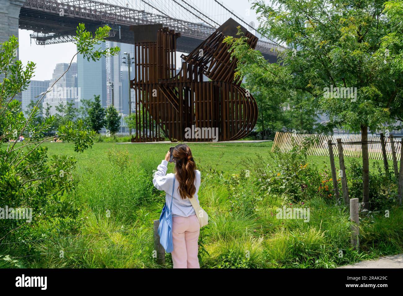 Nicholas è esposto al Brooklyn Bridge Park di Brooklyn a New York, sabato GalaninÕs ÒLANDÓ luglio 2023. La massiccia scultura alta 30 metri utilizza lo stesso acciaio utilizzato per costruire gli Stati Uniti Muro di confine del Messico che riproduce ÒLANDÓ evocativo della scultura D'AMORE DI Robert IndianaÕs(© Richard B. Levine) Foto Stock