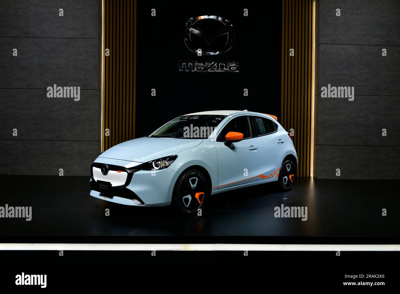 BANGKOK, THAILANDIA - LUGLIO 28,2023: Tutti i nuovi modelli Mazda2 Wave Design esposti al Bangkok Auto Salon a Muangtong Thani Foto Stock
