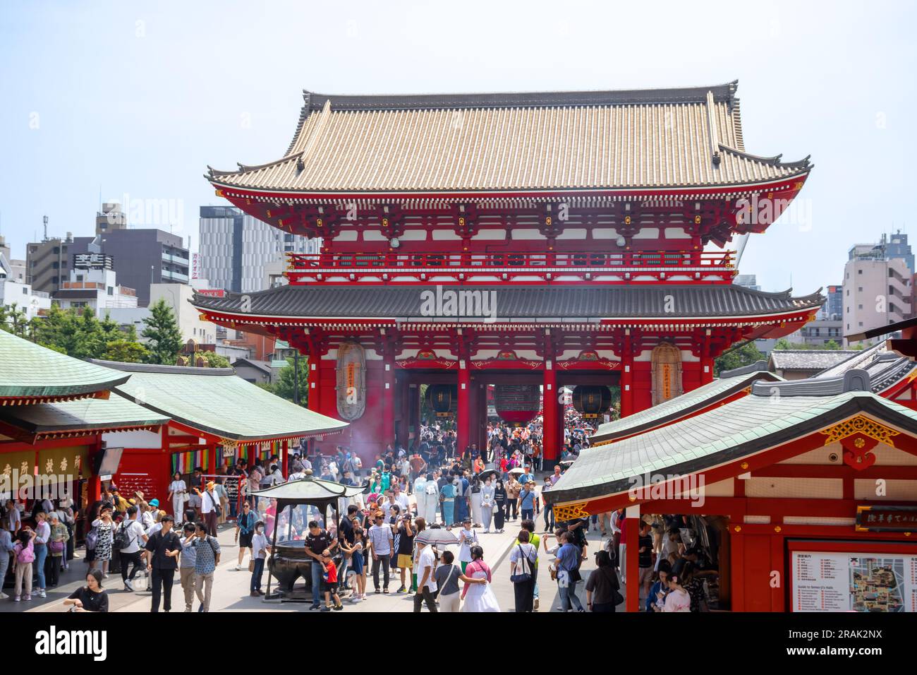 Tokyo, Giappone - 14 giugno 2023: Tempio di Sensouji e via dello shopping Nakamise. Foto Stock