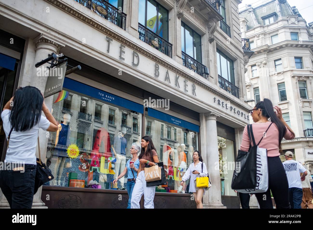 Londra - giugno 2023: Negozio Ted Baker in Regents Street, un'etichetta di moda di lusso britannica Foto Stock
