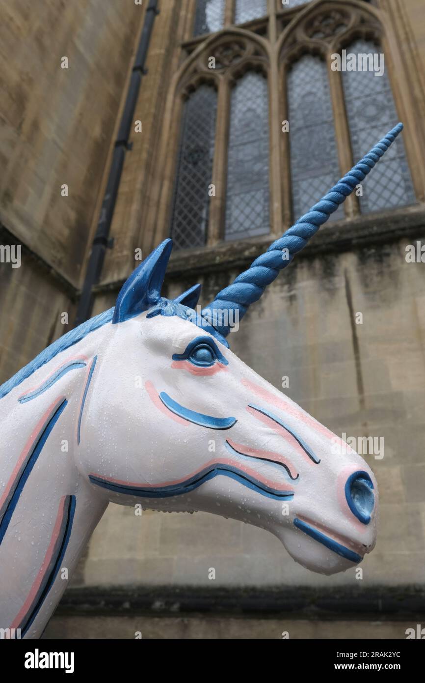 Bristol, Regno Unito. 4 luglio 2023. L'ultimo percorso artistico di Bristol presenta gli Unicorni. Creature mitiche decorate da artisti locali per celebrare i festeggiamenti del 650° anniversario della città sono apparse in giro per la città. Formeranno un percorso turistico amichevole durante l'estate fino a quando non saranno messi all'asta per la cura della leucemia a settembre. Fuori dalla cattedrale di Bristol c'è l'ambizione di Bristol di Emma Elena Mihai sponsorizzata da LDC. Crediti: JMF News/Alamy Live News Foto Stock