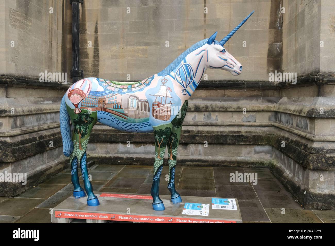 Bristol, Regno Unito. 4 luglio 2023. L'ultimo percorso artistico di Bristol presenta gli Unicorni. Creature mitiche decorate da artisti locali per celebrare i festeggiamenti del 650° anniversario della città sono apparse in giro per la città. Formeranno un percorso turistico amichevole durante l'estate fino a quando non saranno messi all'asta per la cura della leucemia a settembre. Fuori dalla cattedrale di Bristol c'è l'ambizione di Bristol di Emma Elena Mihai sponsorizzata da LDC. Crediti: JMF News/Alamy Live News Foto Stock