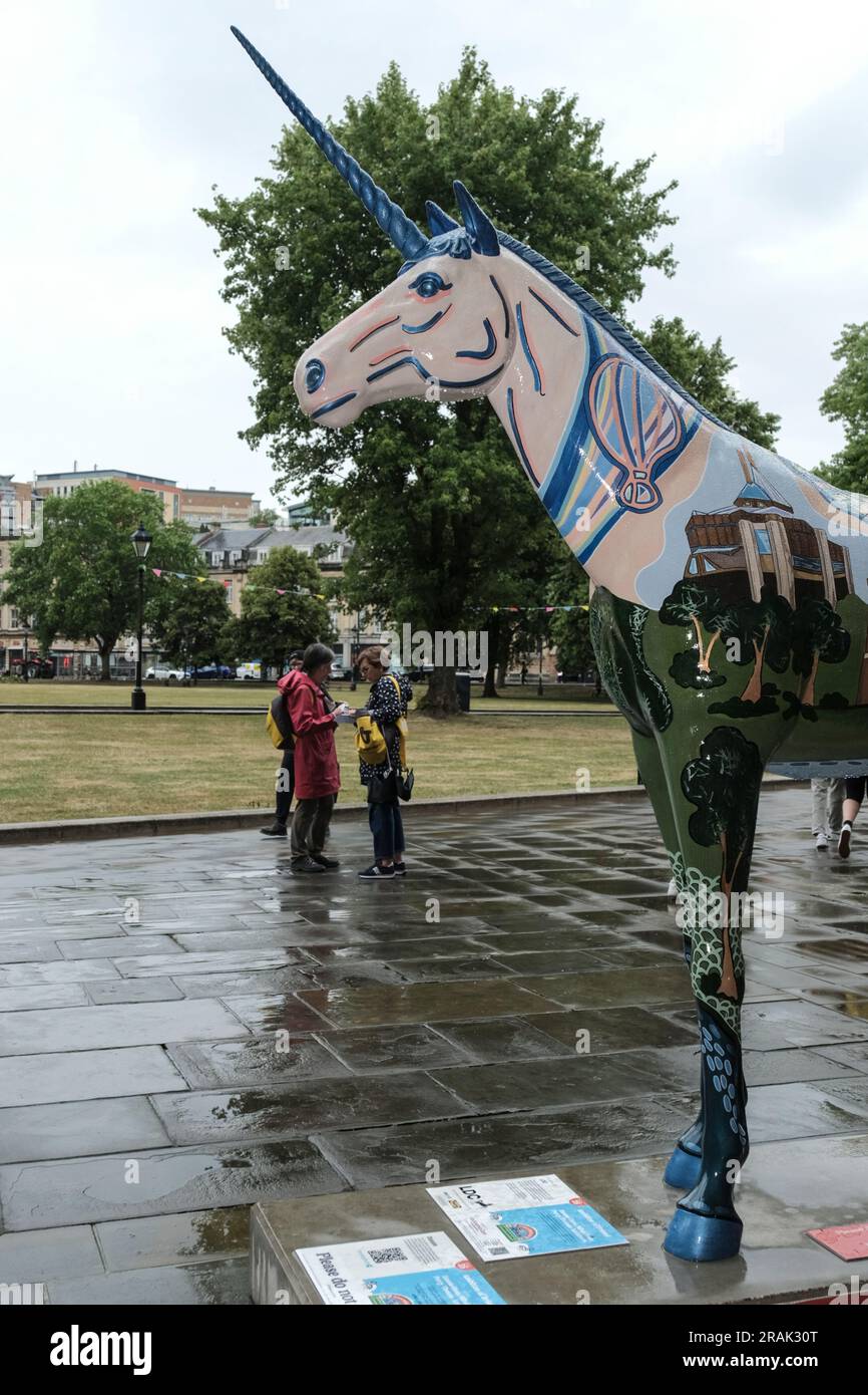 Bristol, Regno Unito. 4 luglio 2023. L'ultimo percorso artistico di Bristol presenta gli Unicorni. Creature mitiche decorate da artisti locali per celebrare i festeggiamenti del 650° anniversario della città sono apparse in giro per la città. Formeranno un percorso turistico amichevole durante l'estate fino a quando non saranno messi all'asta per la cura della leucemia a settembre. Fuori dalla cattedrale di Bristol c'è l'ambizione di Bristol di Emma Elena Mihai sponsorizzata da LDC. Crediti: JMF News/Alamy Live News Foto Stock