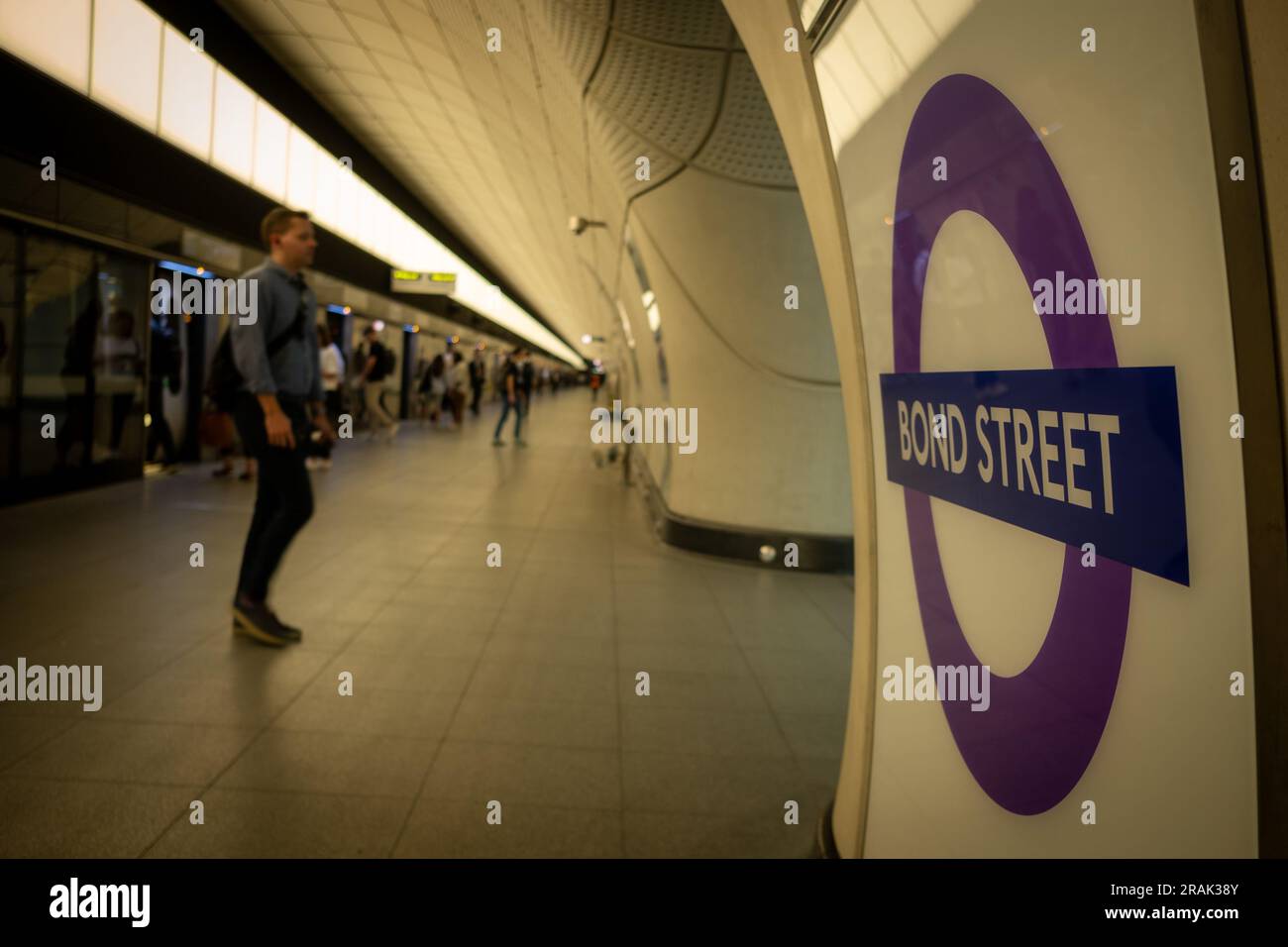 Londra - giugno 2023: Logo della stazione della metropolitana di Bond Street Elizabeth Line sulla piattaforma. Foto Stock