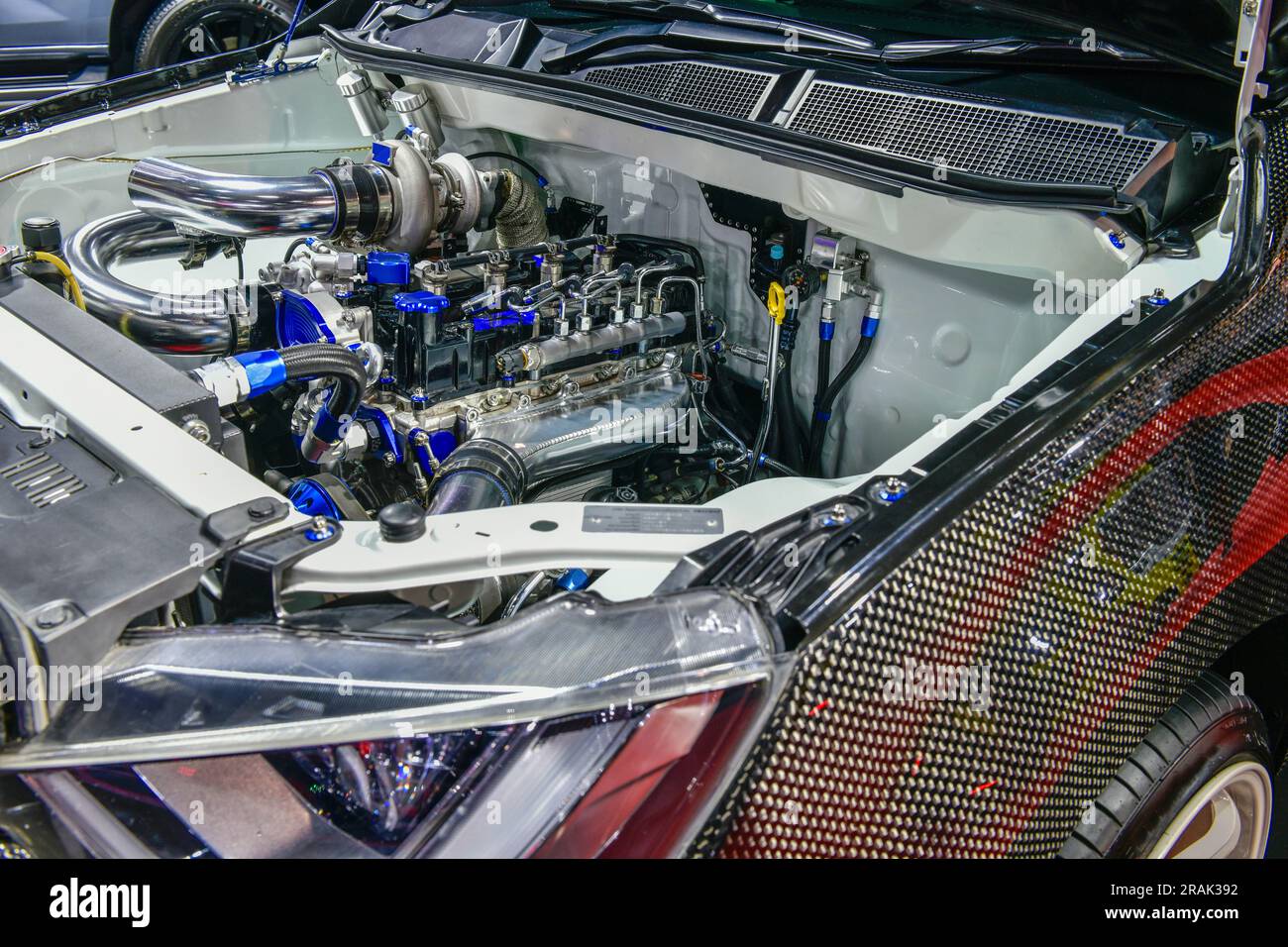 Primo piano sui dettagli del motore dell'auto. Modifica del motore turbo Foto Stock