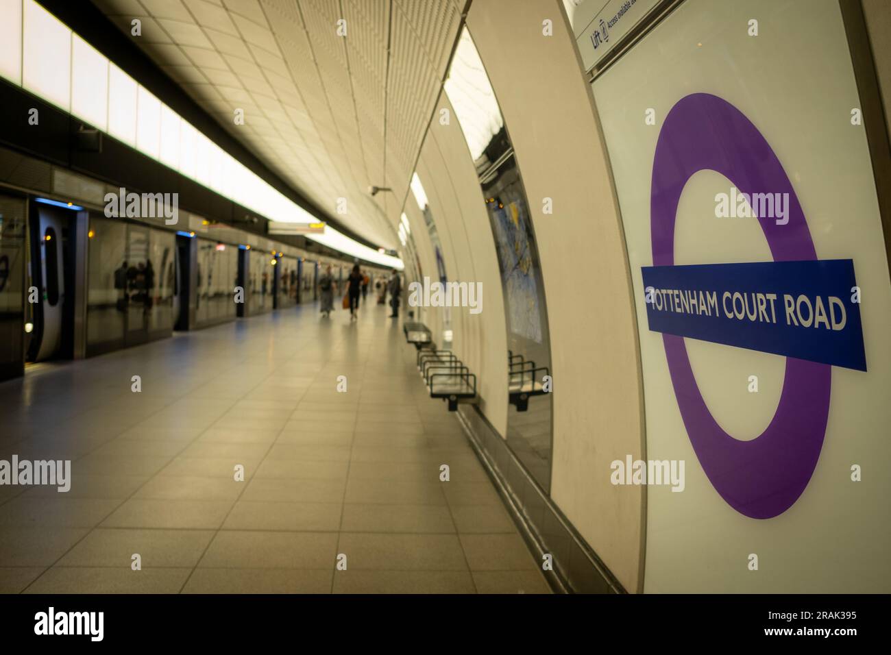 Londra - giugno 2023: Logo della stazione della metropolitana di Tottenham Court Road Elizabeth Line sulla piattaforma. Foto Stock