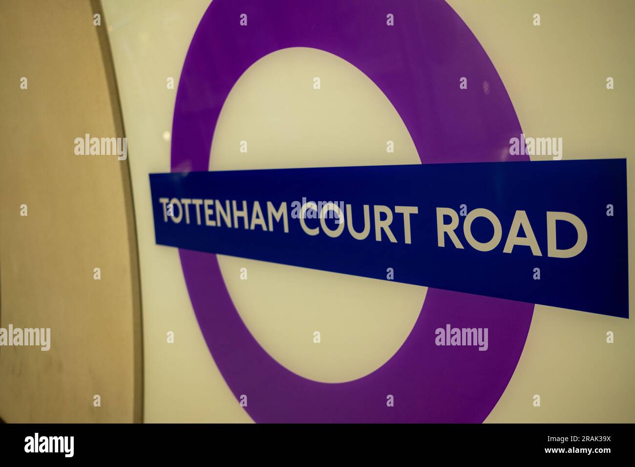 Londra - giugno 2023: Logo della stazione della metropolitana di Tottenham Court Road Elizabeth Line sulla piattaforma. Foto Stock