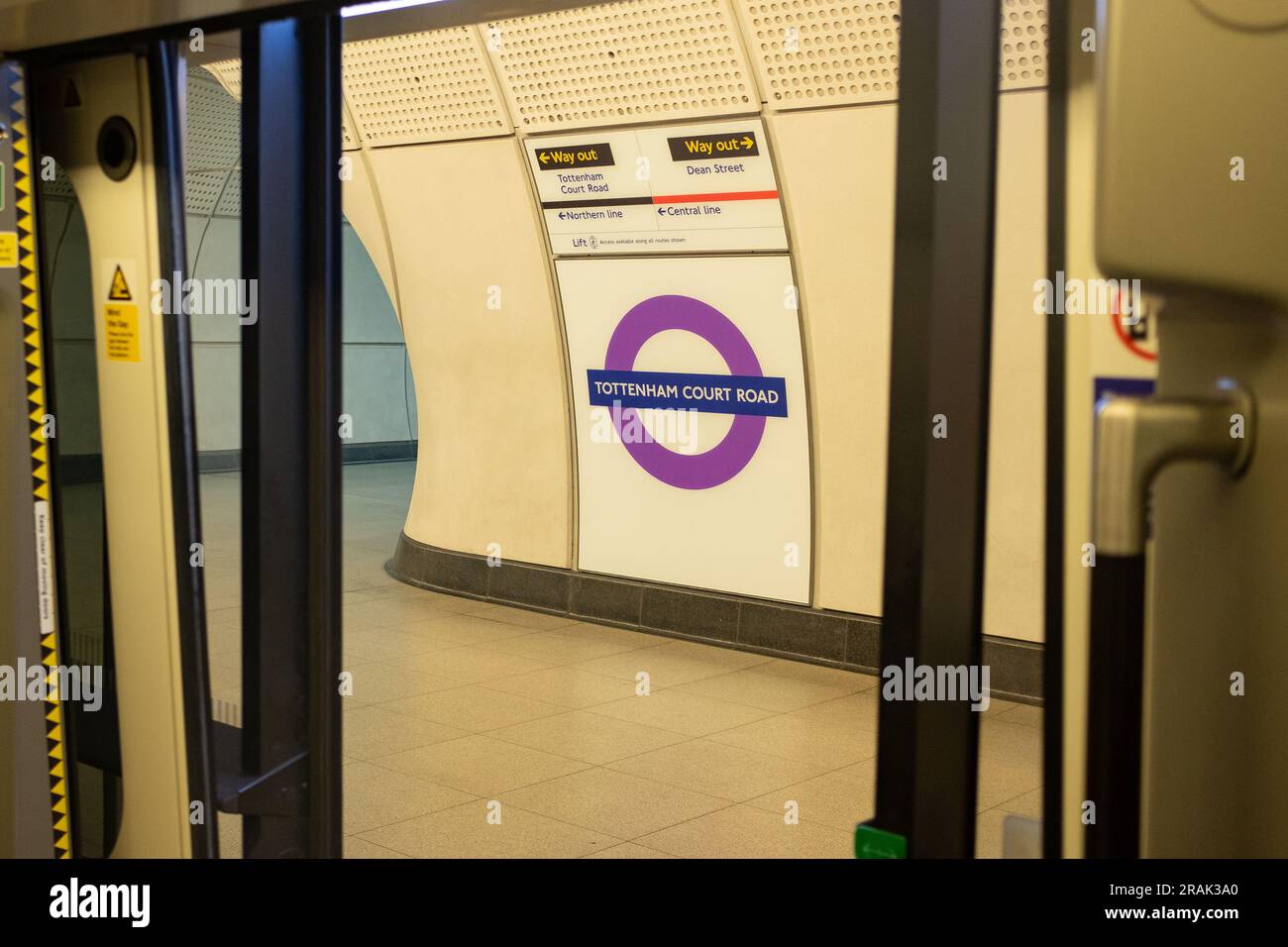 Londra - giugno 2023: Logo della stazione della metropolitana di Tottenham Court Road Elizabeth Line sulla piattaforma. Foto Stock
