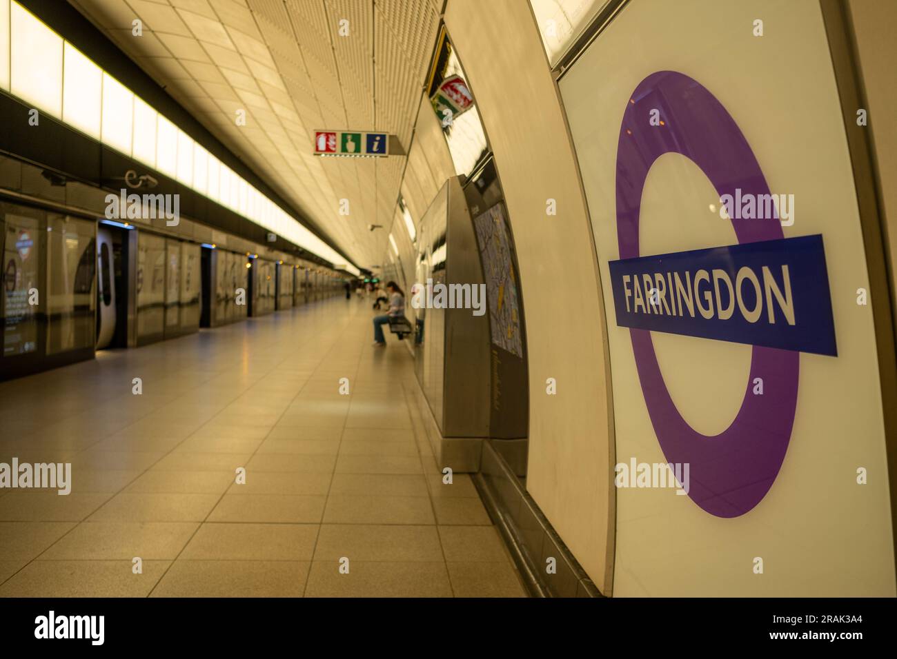 Londra - giugno 2023: Logo della stazione della metropolitana di Farringdon Elizabeth Line sulla piattaforma. Foto Stock