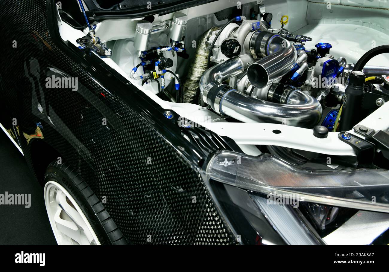 Primo piano sui dettagli del motore dell'auto. Modifica del motore turbo Foto Stock