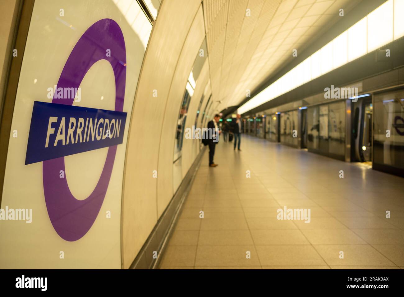 Londra - giugno 2023: Logo della stazione della metropolitana di Farringdon Elizabeth Line sulla piattaforma. Foto Stock