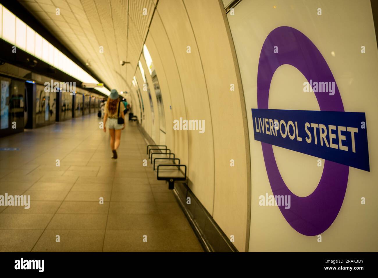 Londra - giugno 2023: Logo della stazione della metropolitana di Liverpool Street Elizabeth Line sulla piattaforma. Foto Stock