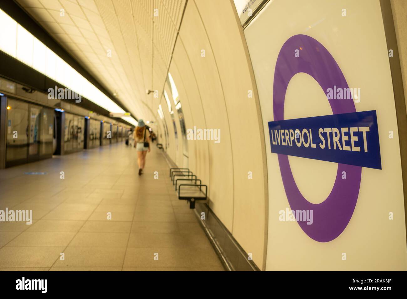 Londra - giugno 2023: Logo della stazione della metropolitana di Liverpool Street Elizabeth Line sulla piattaforma. Foto Stock
