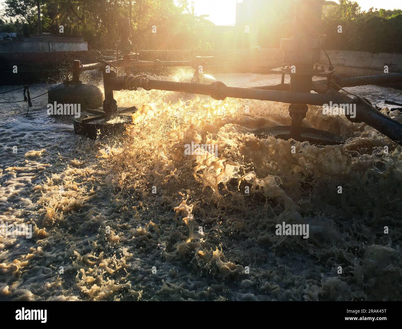 Le macchine stanno lavorando sodo per trattare le acque reflue prodotte dai rottami di gomma per mantenere l'ambiente pulito, al sole Foto Stock