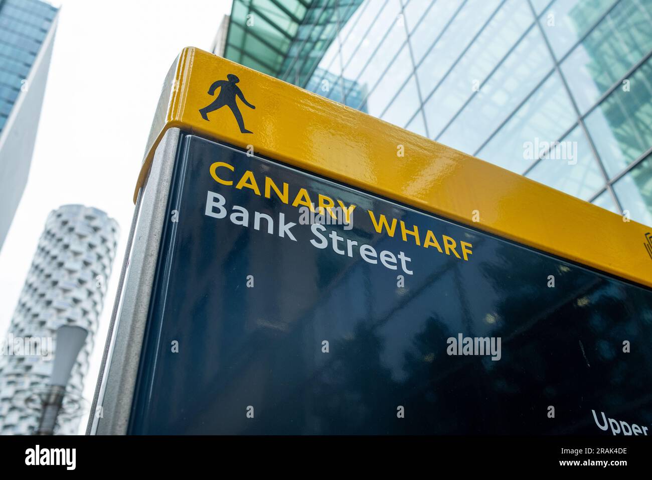 London- Canary Wharf Bank Street, segnaletica tra gli alti edifici di uffici finanziari di Canary Wharf, il principale centro finanziario internazionale Foto Stock