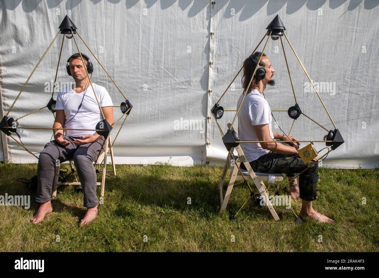 Mosca, Russia. 2 luglio 2023. Le persone meditano nel convertitore strutturale-spaziale (ottaedro) durante lo Yoga Day Russia 2023, un festival di yoga che segna la giornata Internazionale dello Yoga, nel Parco Tsaritsyno di Mosca, in Russia. L'ottaedro è strutturato energicamente con cristalli attivati installati negli angoli. Il lavoro viene svolto sincronizzando 3 frequenze: Spaziali, planetarie e la frequenza della persona stessa. Di conseguenza, è possibile connettersi con la sorgente originale. Foto Stock