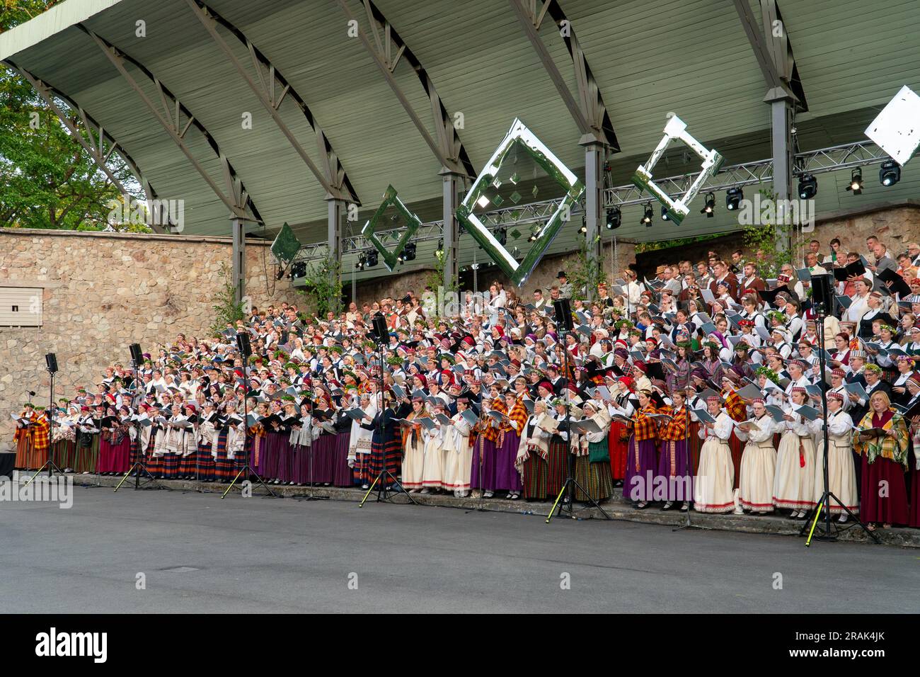 Dobele, Lettonia - 27 maggio 2023. Molti cantanti corali popolari misti in costumi nazionali si esibiscono su un palco durante la XXVII canzone lettone nazionale e XVII Foto Stock