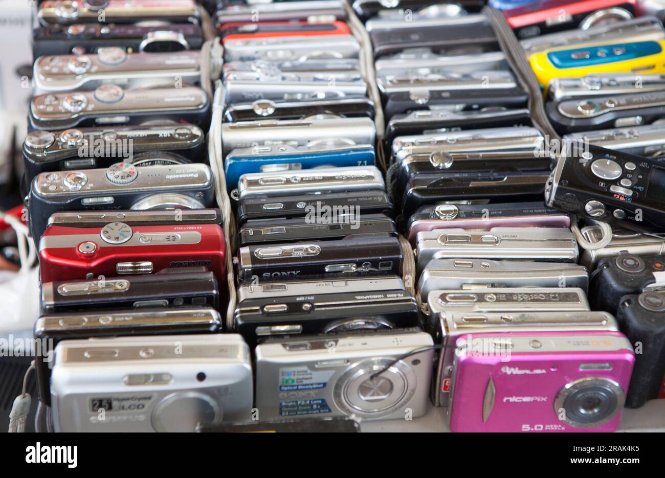 Barcellona, Spagna - 30 giugno 2023: Vecchie fotocamere compatte digitali. Encants Market, Barcellona, Spagna Foto Stock
