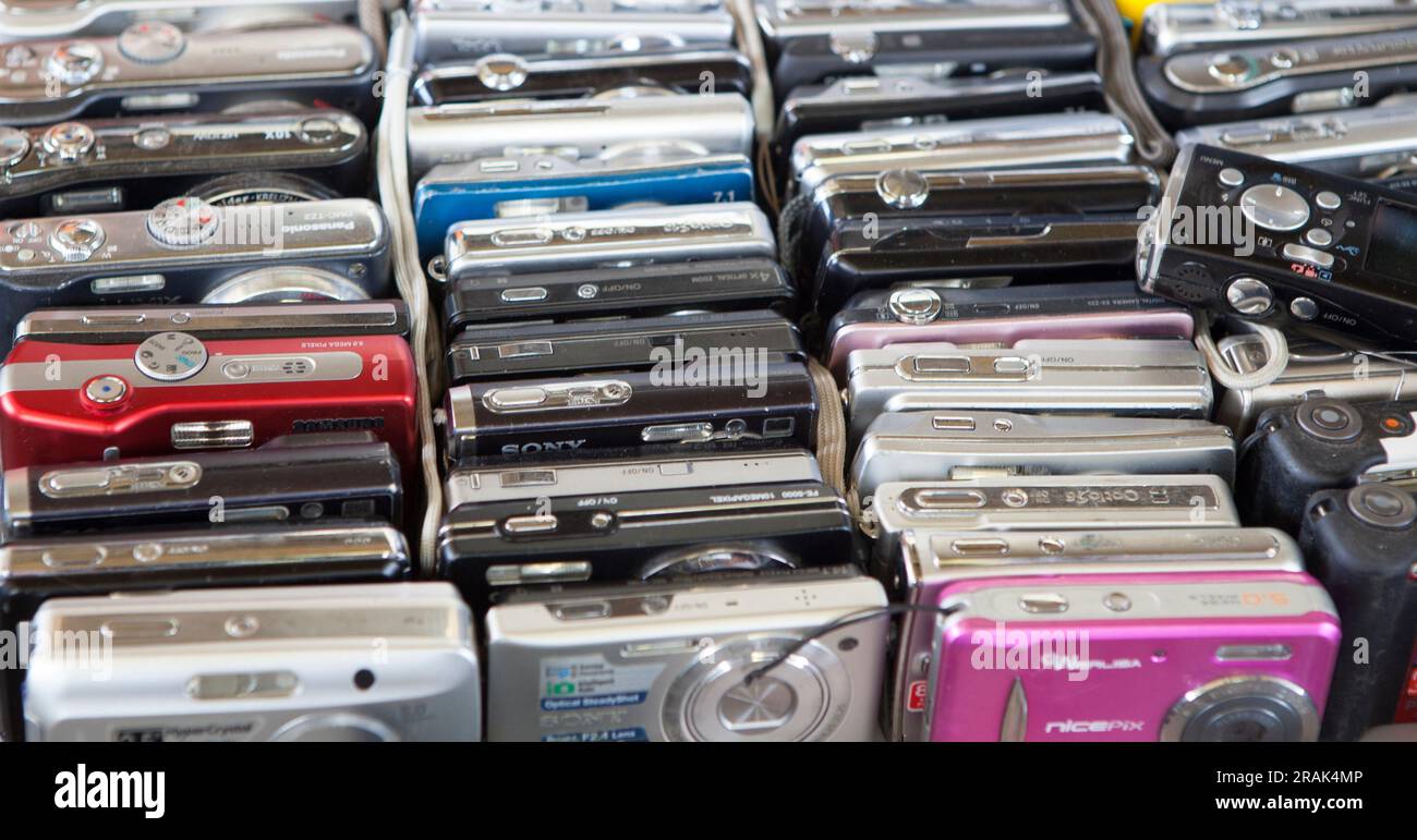 Barcellona, Spagna - 30 giugno 2023: Vecchie fotocamere compatte digitali. Encants Market, Barcellona, Spagna Foto Stock