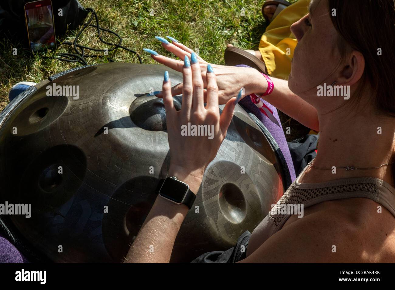 Mosca, Russia. 2 luglio 2023. Una donna impara a suonare il tamburo in un parco a Mosca, in Russia Foto Stock