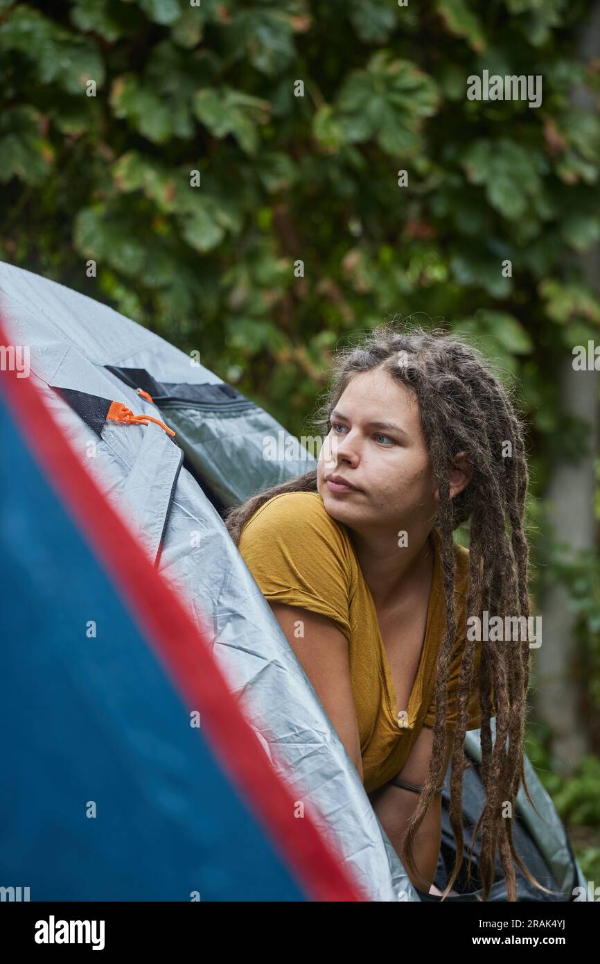 Donna che esce dalla tenda Foto Stock