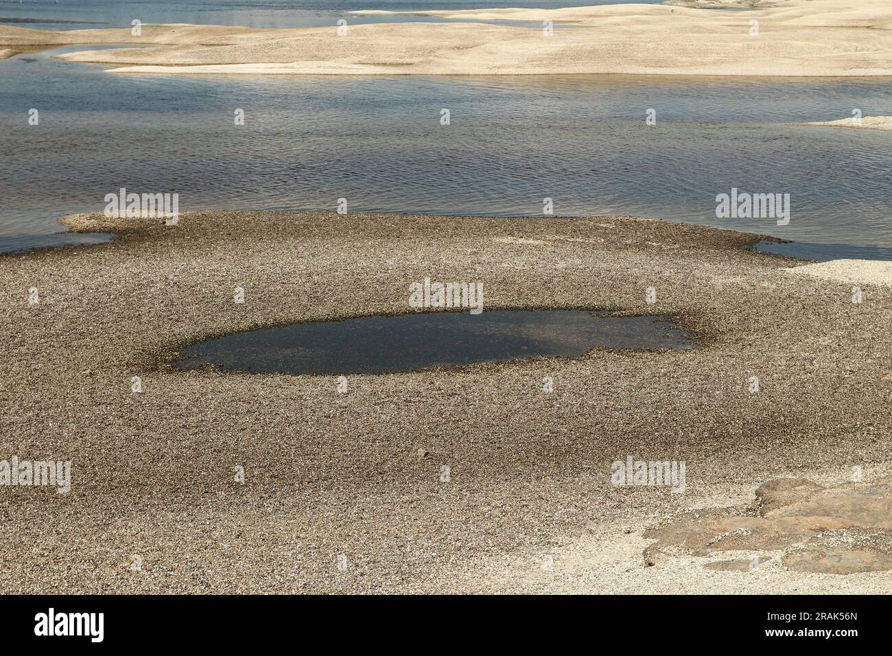 Basso livello d'acqua nel fiume Dnieper. Foto Stock