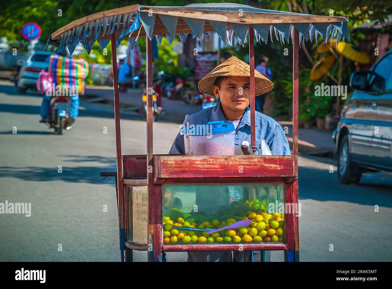Venditore di cibo di strada per le strade di Luang Prabang, Laos Foto Stock