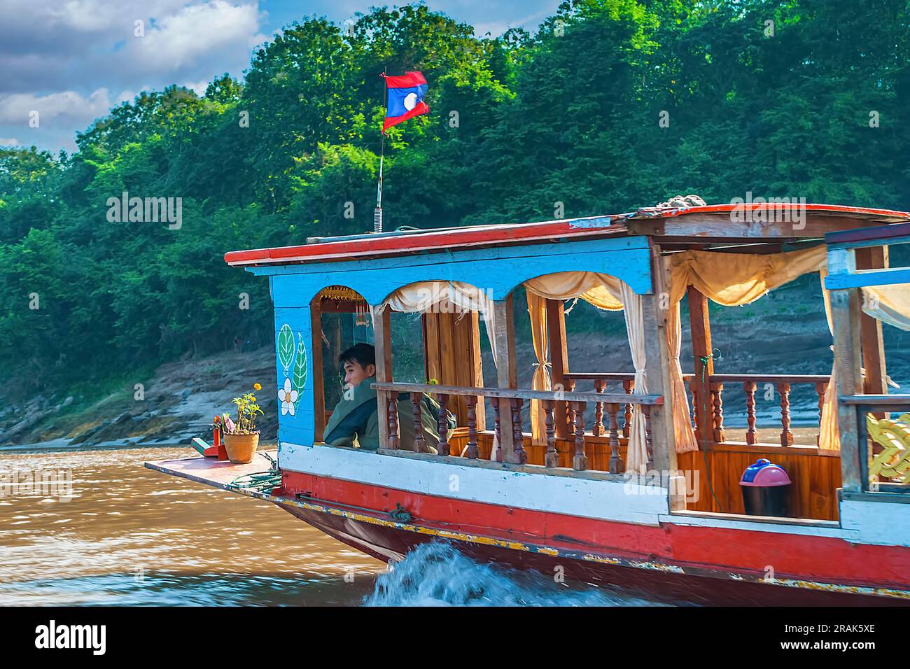 Una barca lenta locale che attraversa il fiume Mekong a Luang Prabang, Laos Foto Stock